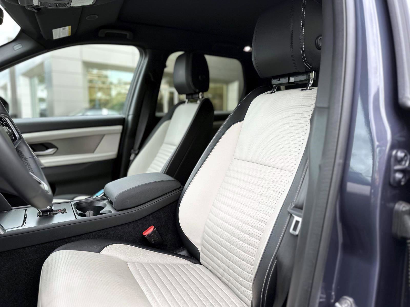 New 2025 Land Rover Discovery Sport Dynamic SE image 16