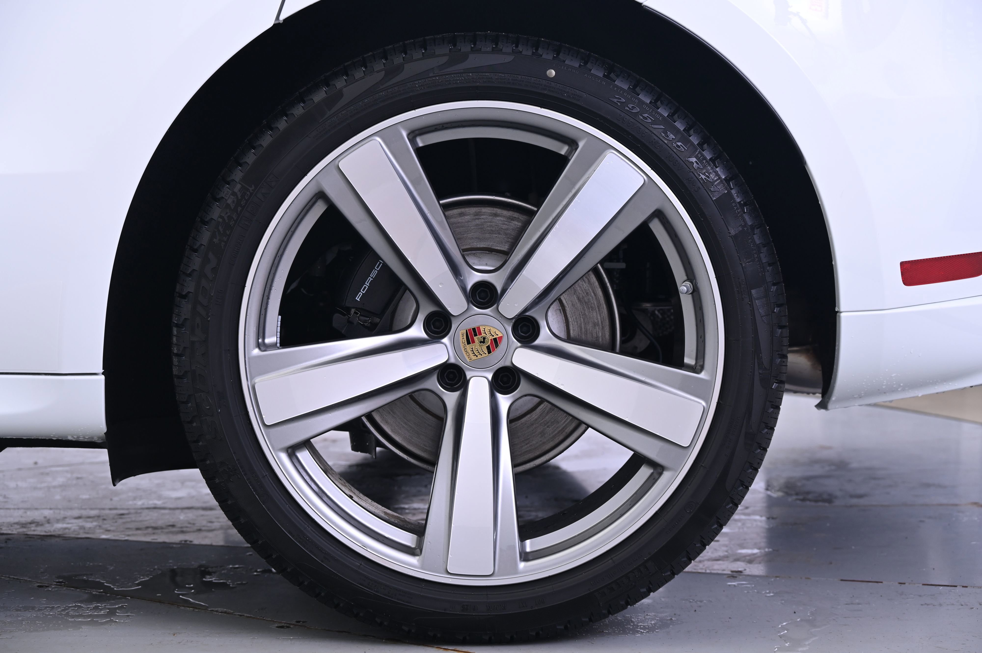 Certified 2025 Porsche Macan image 16