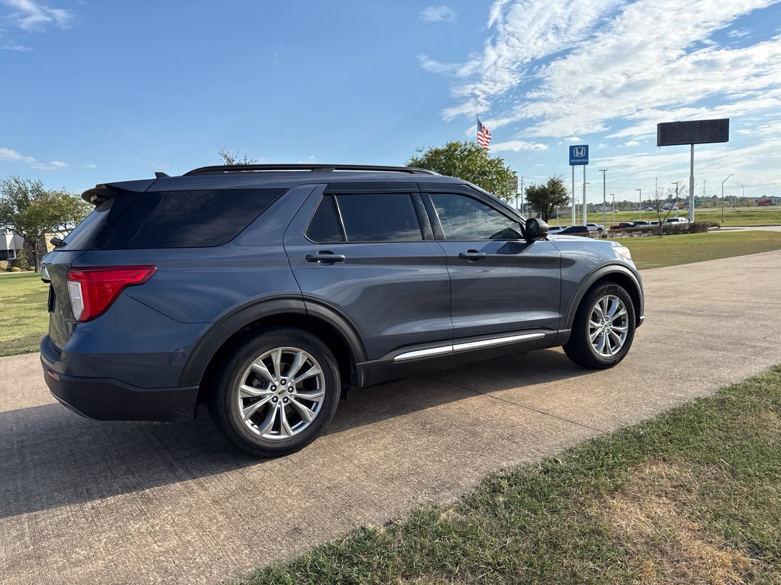 Used 2021 Ford Explorer XLT w/ Equipment Group 202A RWD image 11