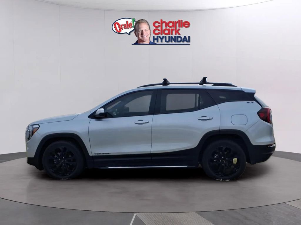 Used 2022 GMC Terrain SLT w/ LPO, 'HIT The Road' Package FWD image 2