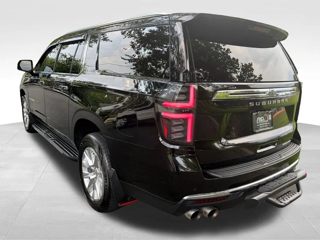 Used 2022 Chevrolet Suburban Premier w/ Premium Package AWD/4WD image 4