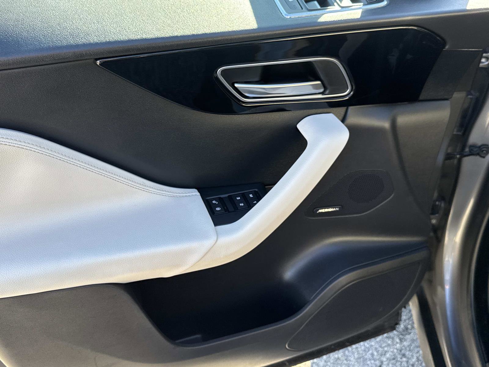 Used 2018 Jaguar F-PACE Prestige image 15