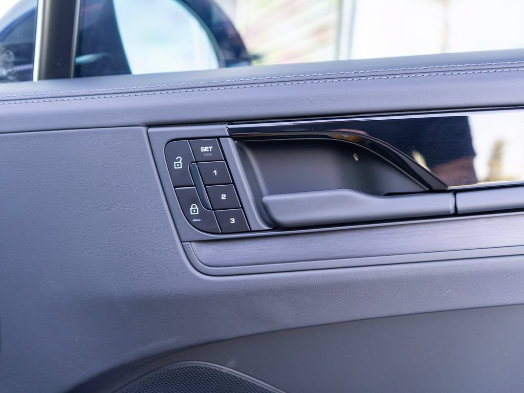 Used 2025 Porsche Cayenne GTS AWD/4WD image 34