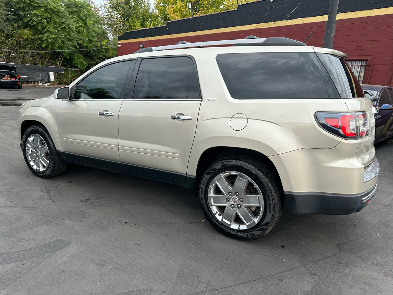 Used 2017 GMC Acadia Limited SLT image 3