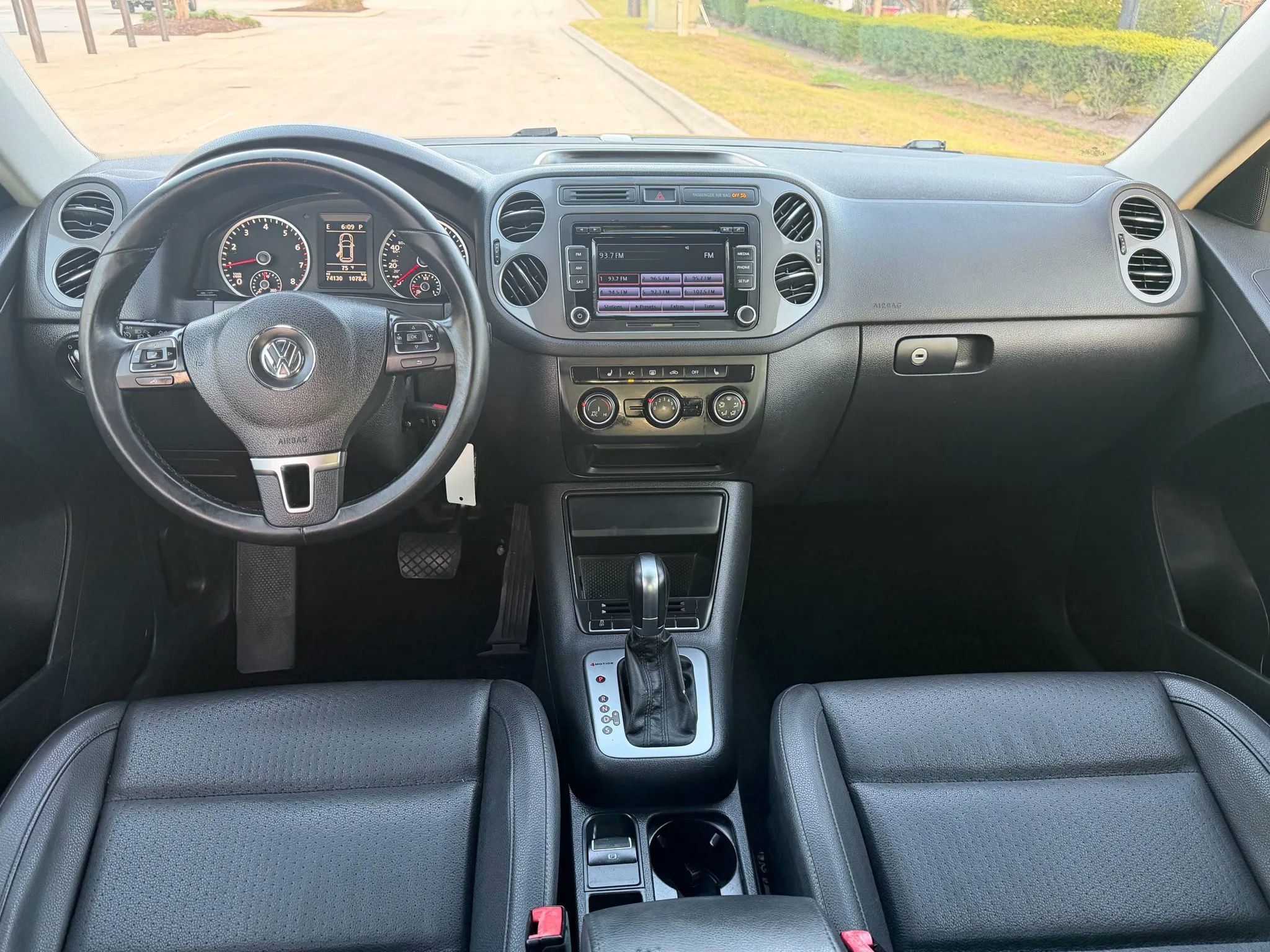 Used 2015 Volkswagen Tiguan SE image 10