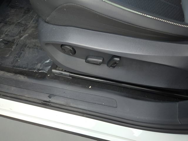 Used 2023 Volkswagen Tiguan SE w/ Panoramic Sunroof Package image 11