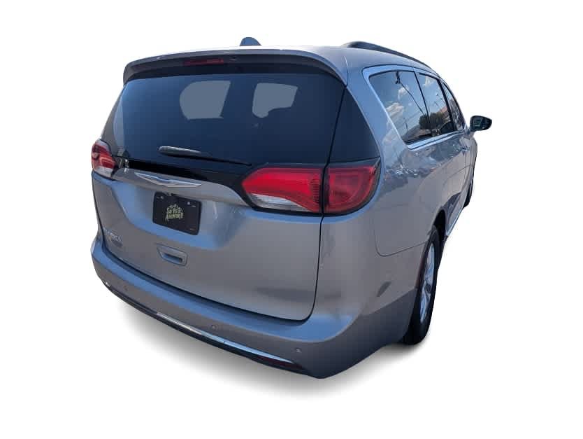 Used 2017 Chrysler Pacifica Touring-L FWD image 9