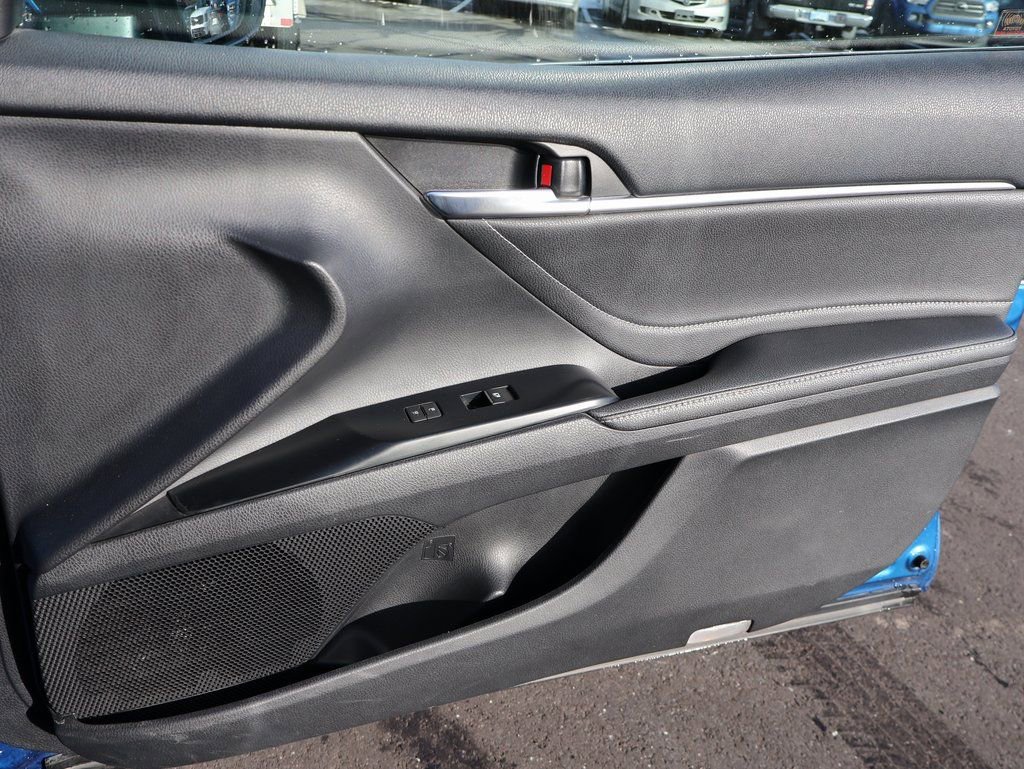 Used 2018 Toyota Camry XSE image 11