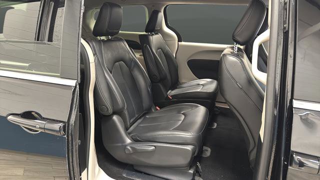 Used 2023 Chrysler Pacifica Touring-L FWD image 24