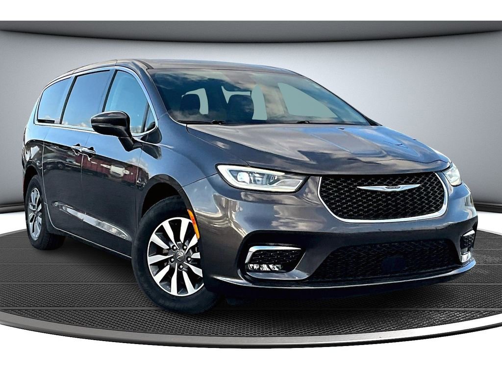 Used 2022 Chrysler Pacifica Touring-L image 2