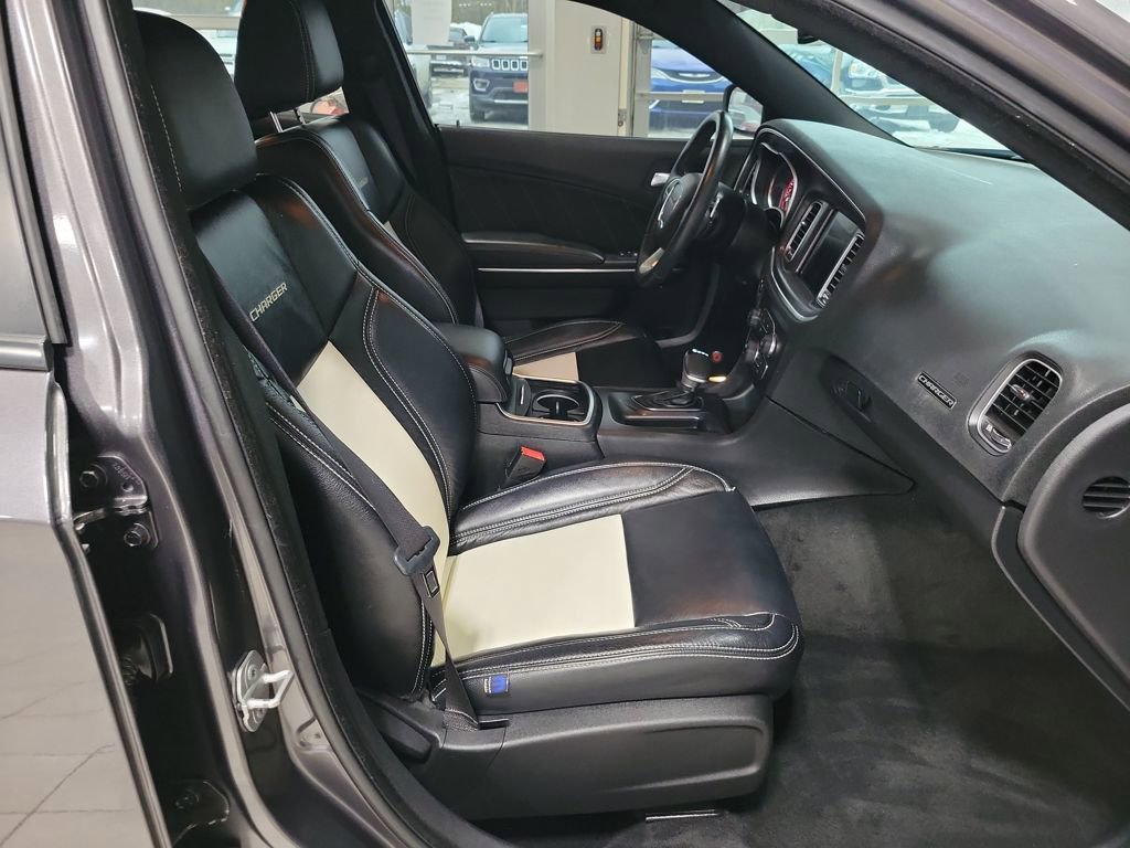 Used 2015 Dodge Charger SXT image 21