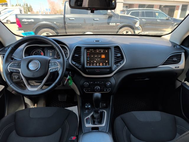 Used 2016 Jeep Cherokee Latitude w/ Cold Weather Group AWD/4WD image 20