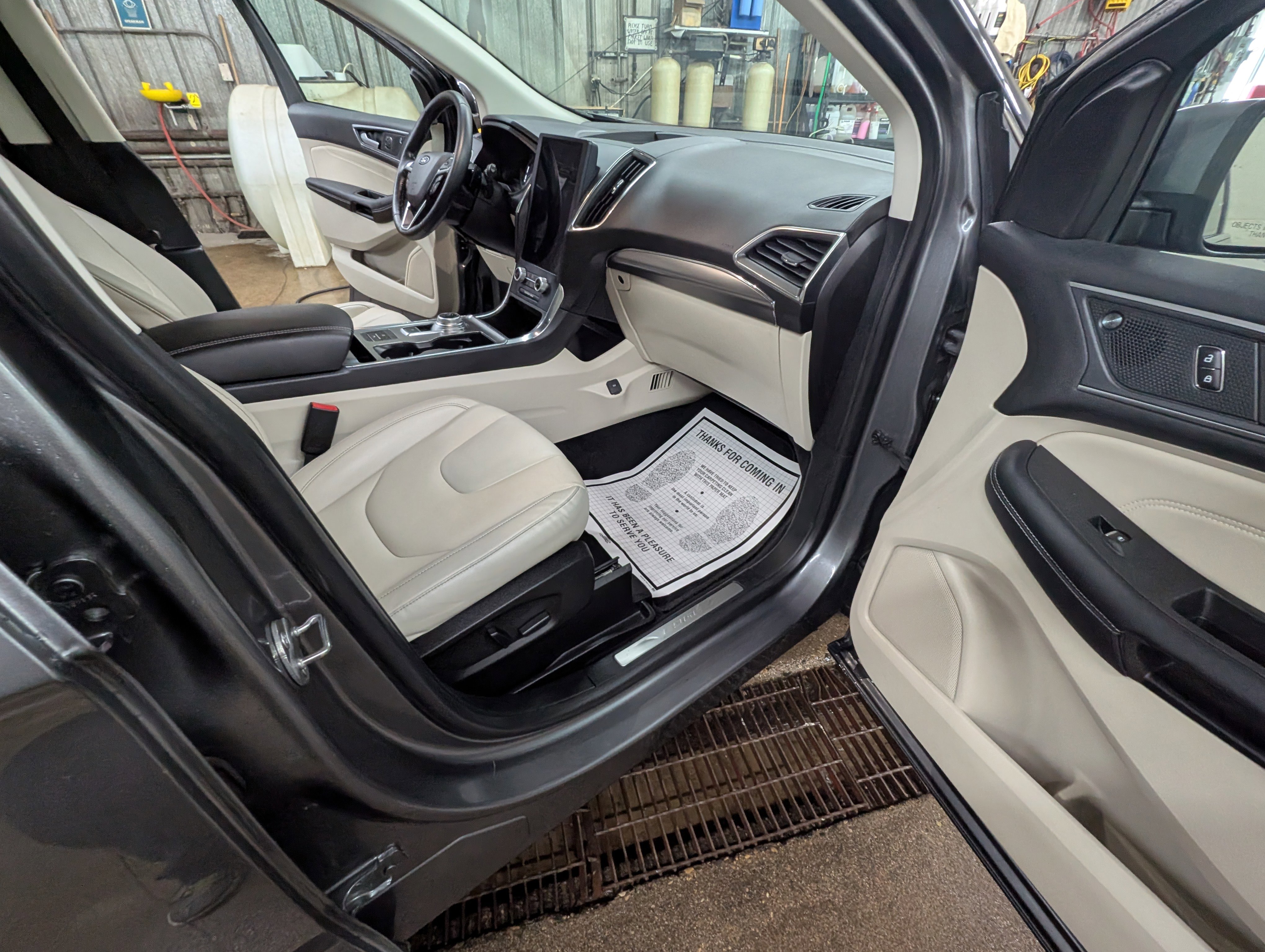 Used 2022 Ford Edge Titanium w/ Class II Trailer Tow Package image 18