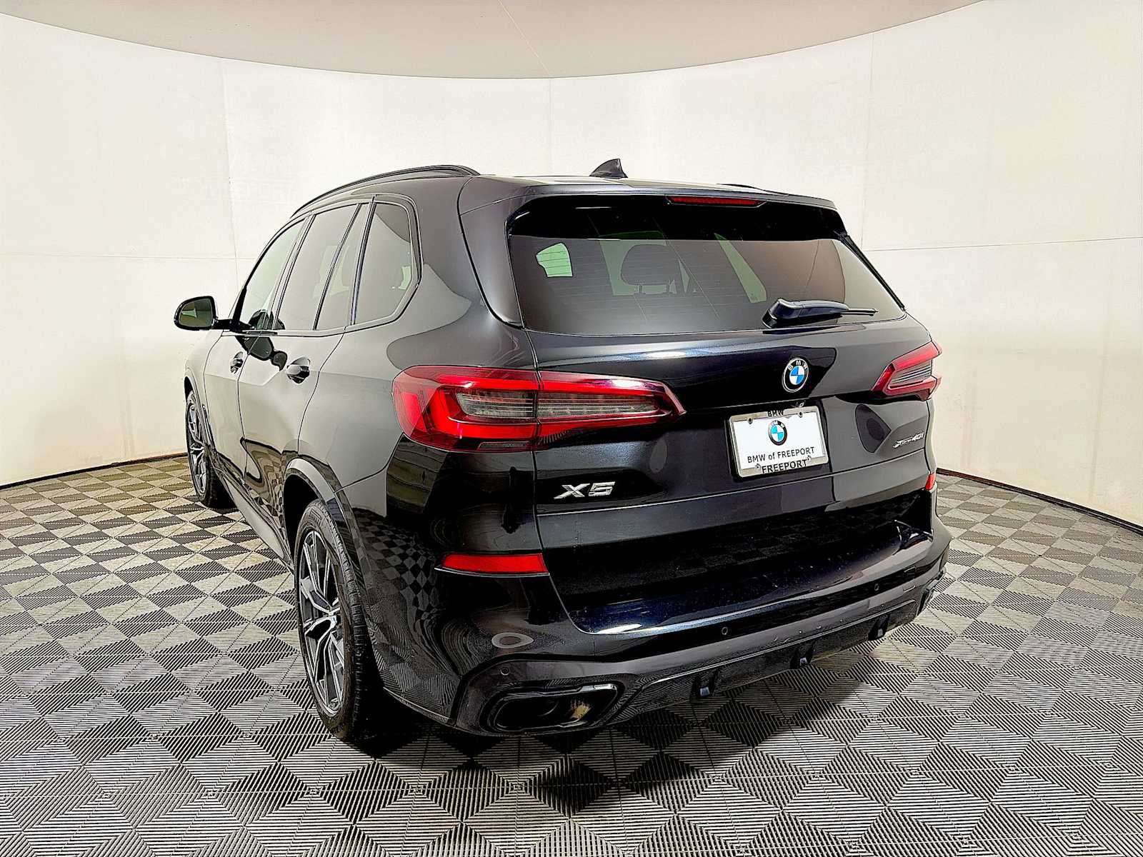 Used 2022 BMW X5 xDrive40i w/ M Sport Package image 5