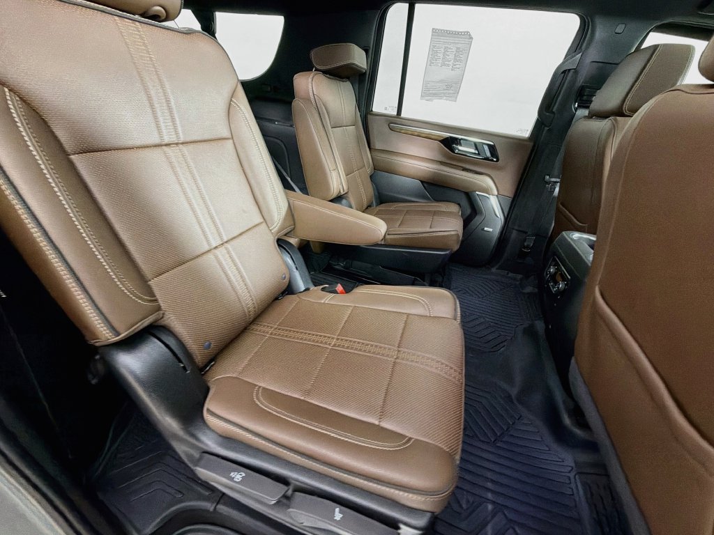 Used 2026 Chevrolet Suburban High Country AWD/4WD image 29