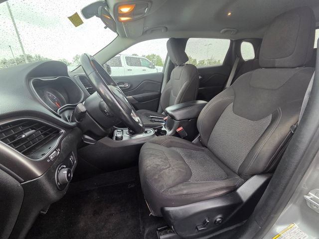 Used 2019 Jeep Cherokee Latitude w/ Cold Weather Group AWD/4WD image 25