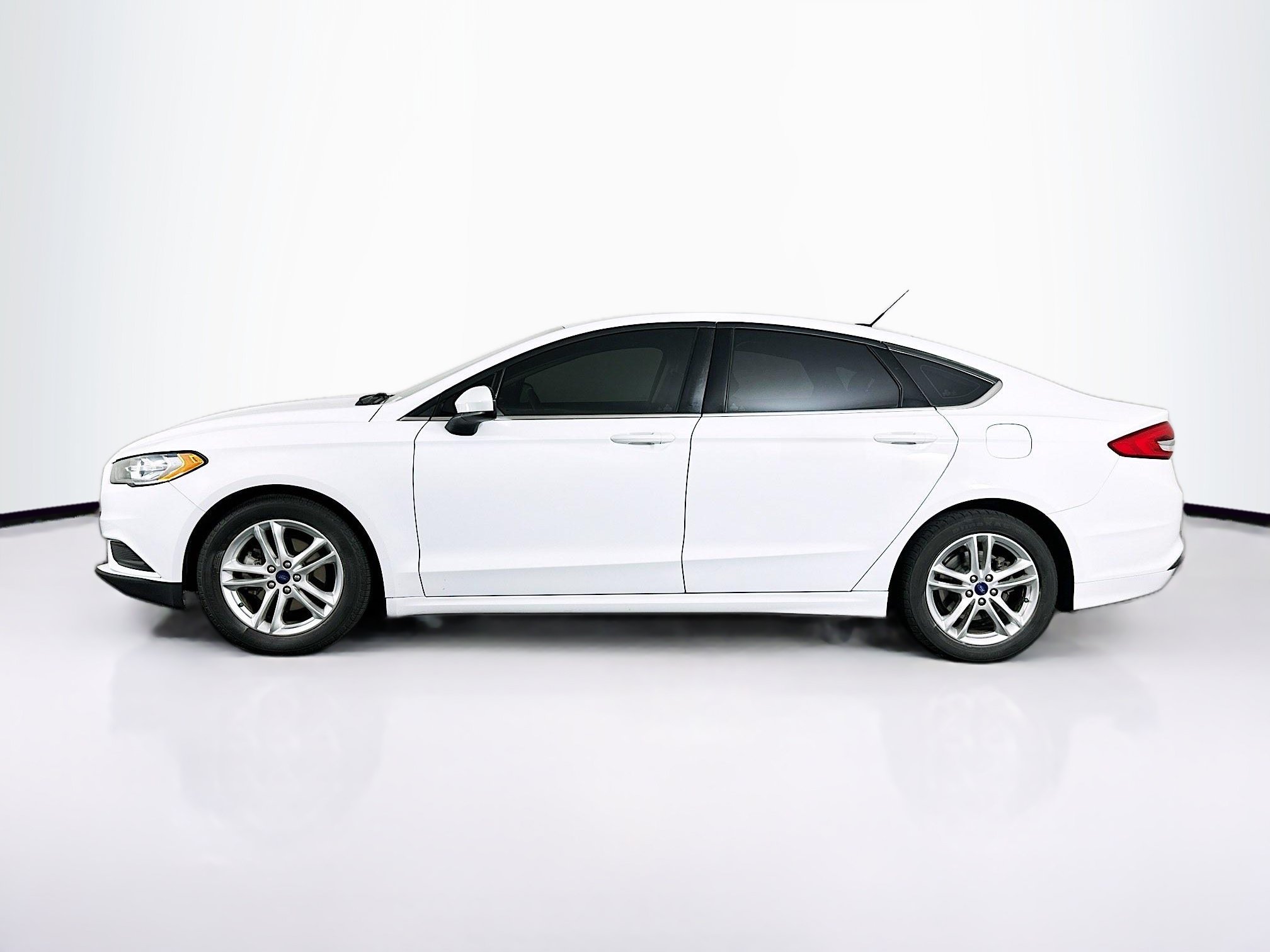 Used 2018 Ford Fusion SE w/ Fusion SE Technology Package FWD image 4
