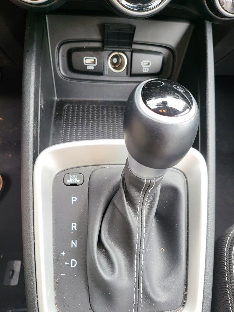 Used 2025 Hyundai Venue SEL image 8