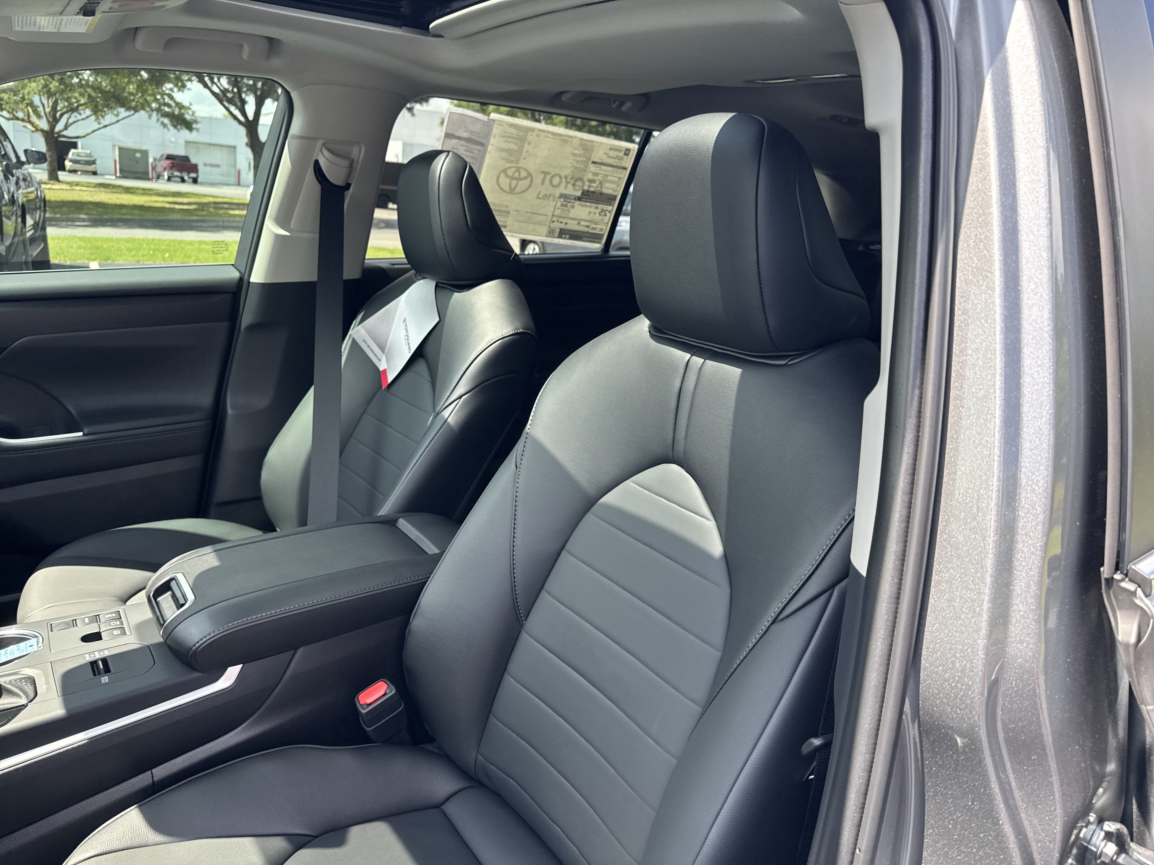 New 2025 Toyota Highlander XLE FWD image 14