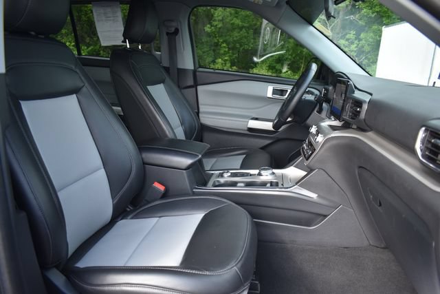 Used 2022 Ford Explorer XLT w/ Equipment Group 202A AWD/4WD image 13