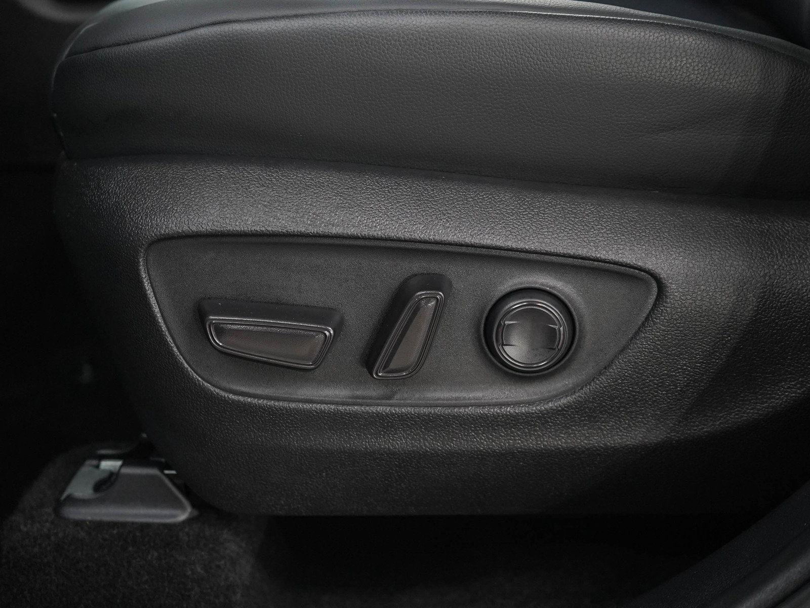 Used 2025 Toyota Highlander XLE AWD/4WD image 28