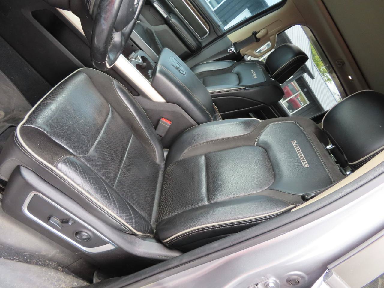 Used 2019 RAM 1500 Laramie AWD/4WD image 21