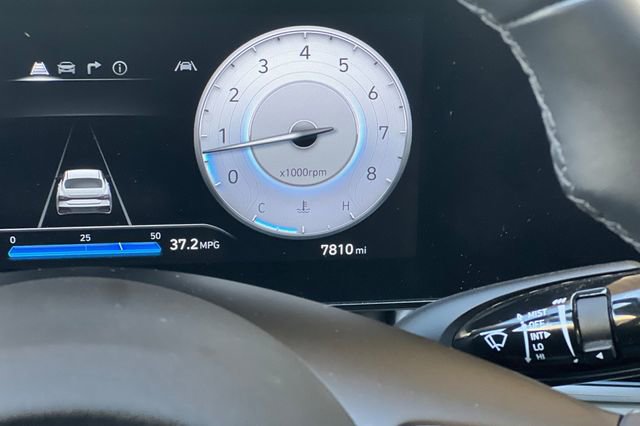 Used 2025 Hyundai Elantra Limited image 32