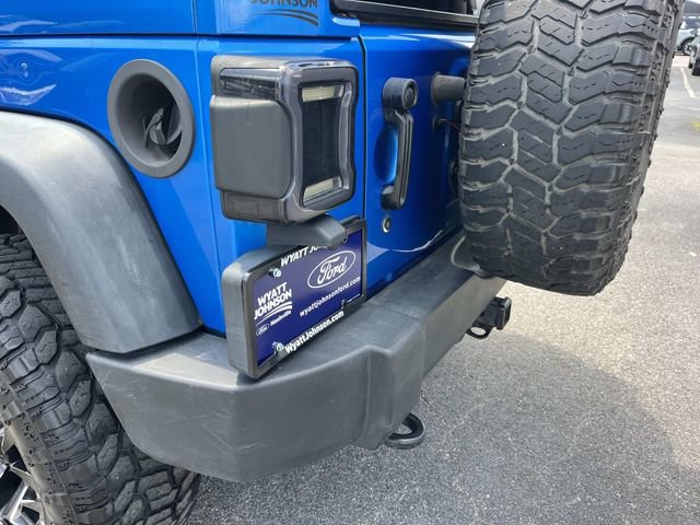 Used 2015 Jeep Wrangler Unlimited Rubicon w/ Connectivity Group AWD/4WD image 11