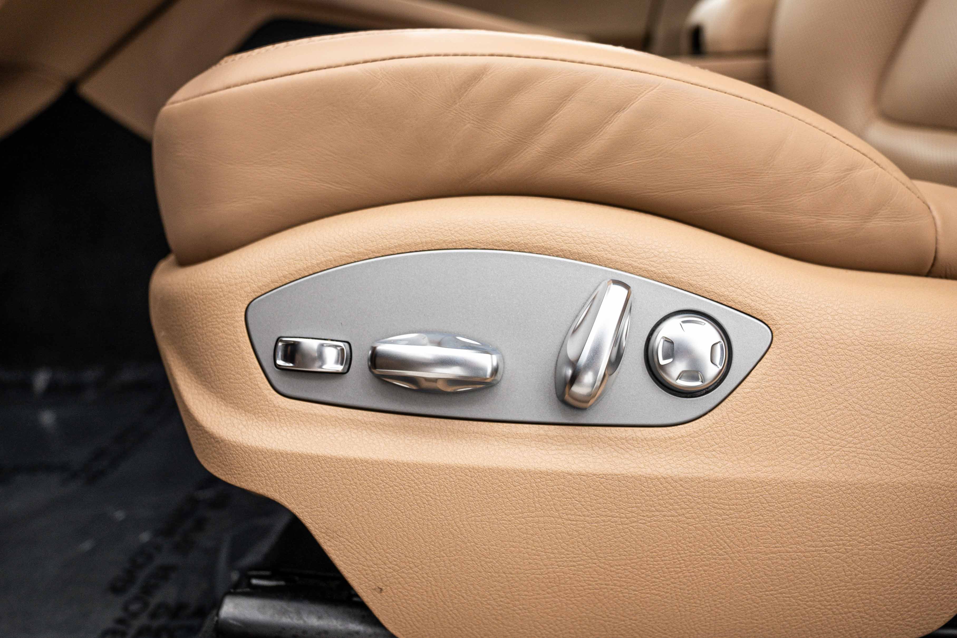 Certified 2024 Porsche Macan AWD/4WD image 22