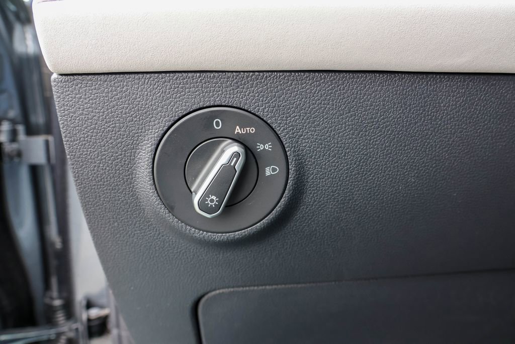 Used 2025 Volkswagen Taos SE image 17