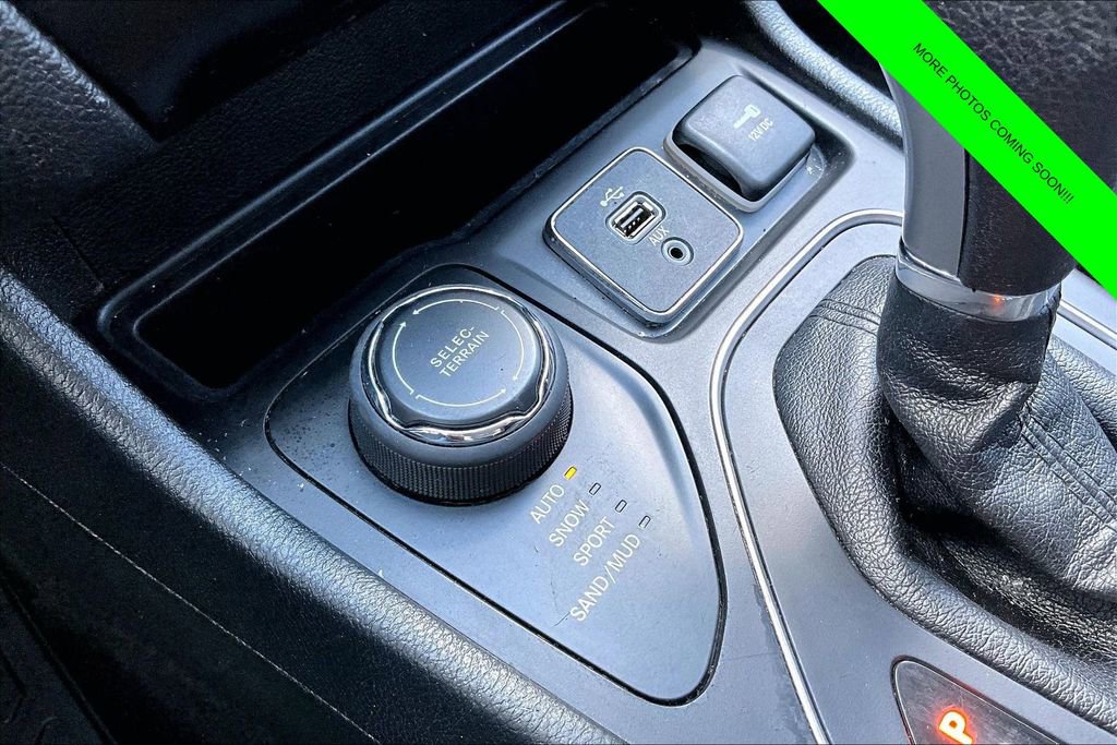 Used 2019 Jeep Cherokee Latitude w/ Popular Appearance Group AWD/4WD image 31