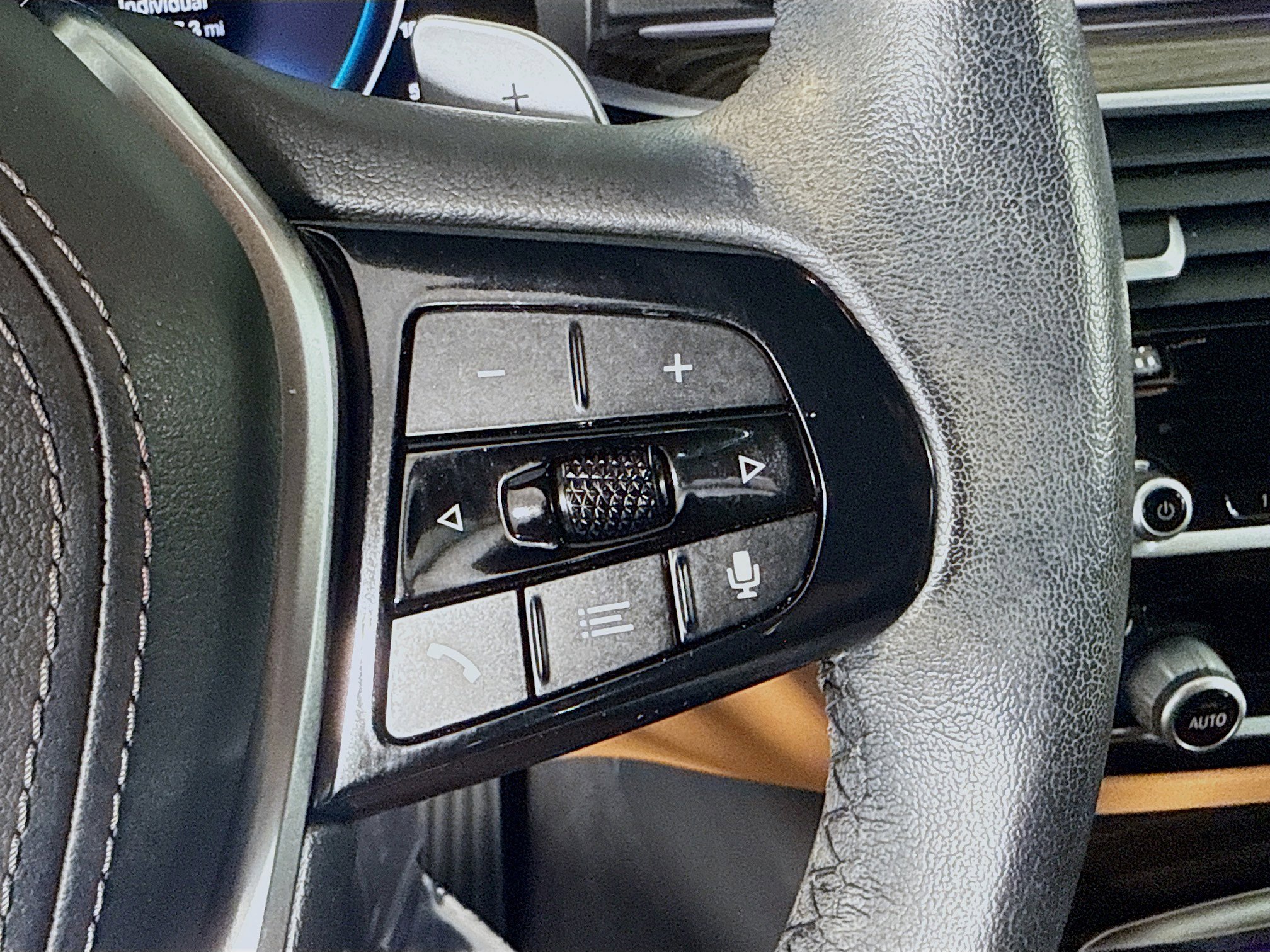 Used 2023 BMW 530e w/ Premium Package image 15