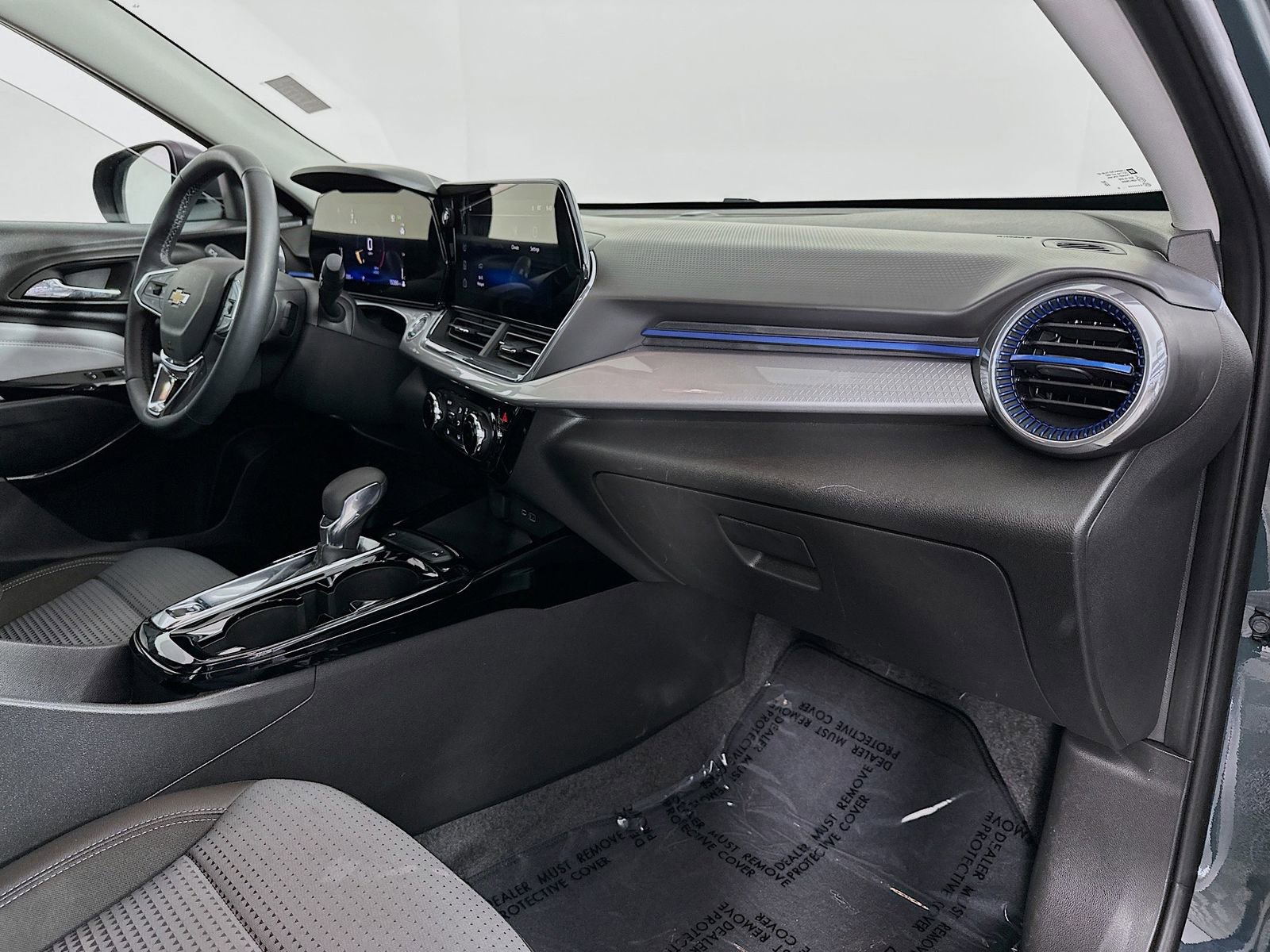 Used 2025 Chevrolet Trax LT w/ LT Convenience Package image 29