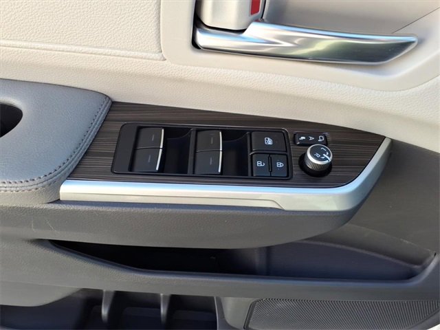 Used 2022 Toyota Sienna Limited image 10