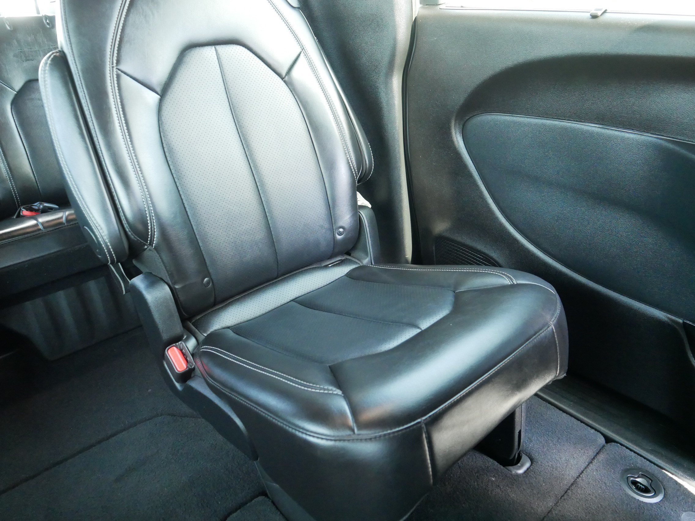 Used 2025 Chrysler Pacifica Select FWD image 14