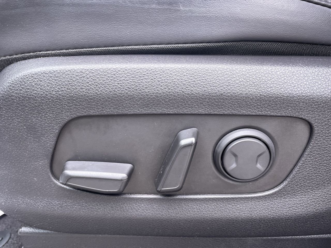 Used 2024 Kia Carnival LX image 20