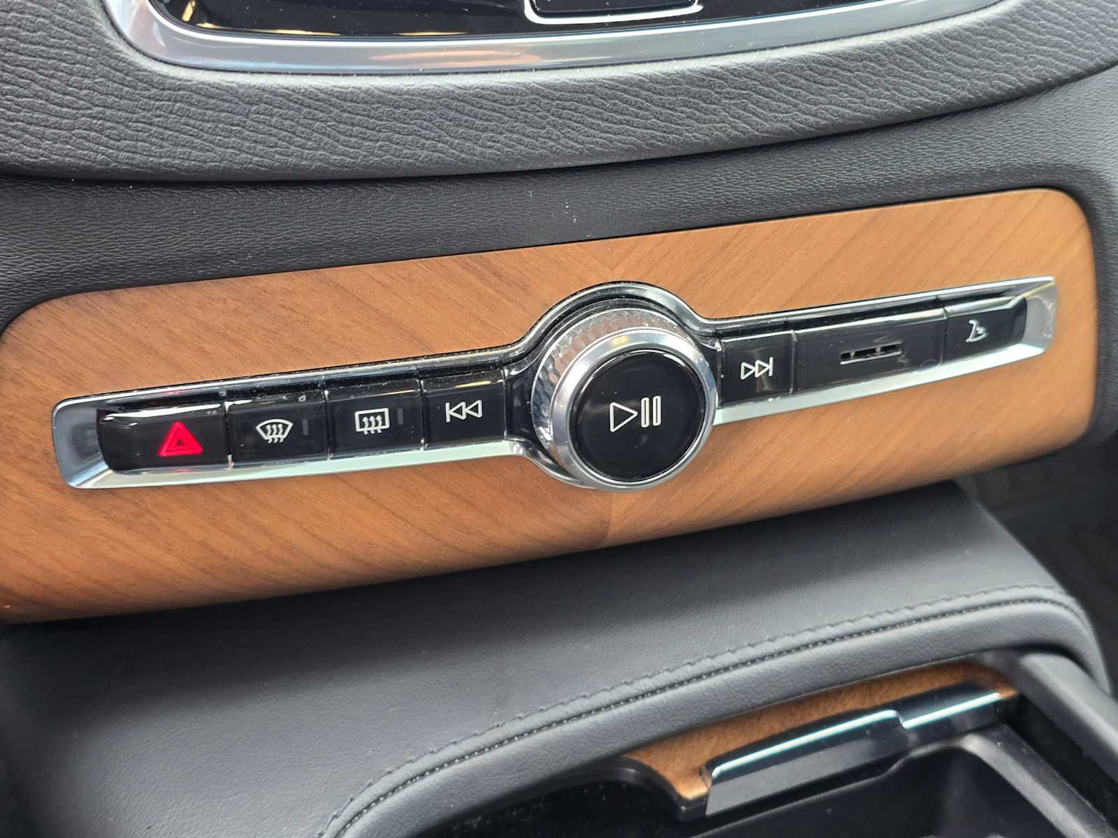 Certified 2024 Volvo XC90 T8 Plus w/ Protection Package Premier image 31