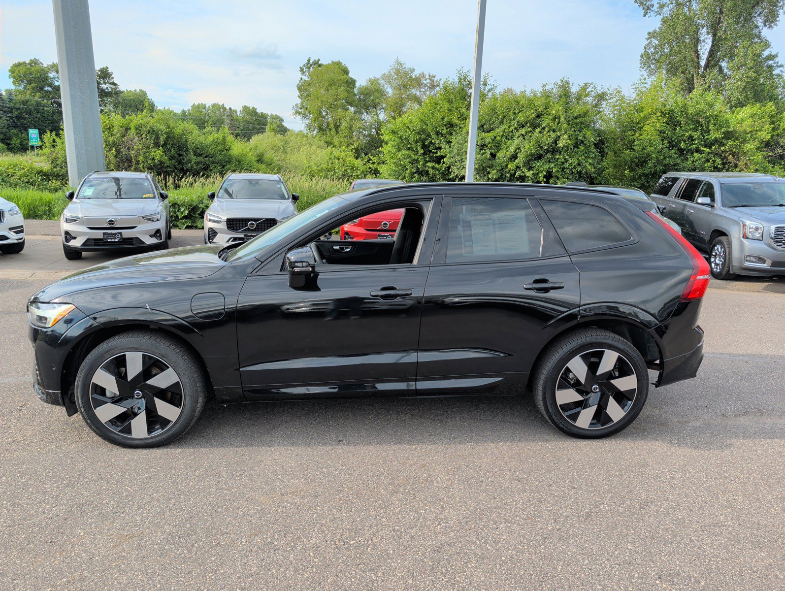 Used 2024 Volvo XC60 T8 Plus w/ Protection Package Premier AWD/4WD image 6
