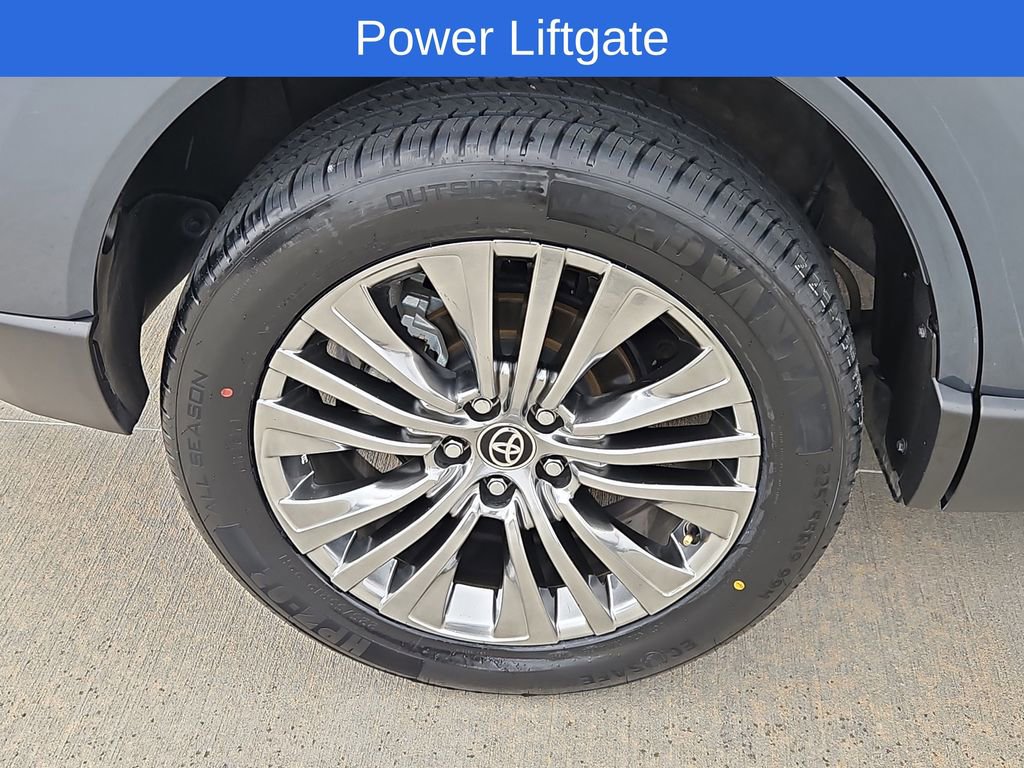 Used 2023 Toyota Venza XLE image 10