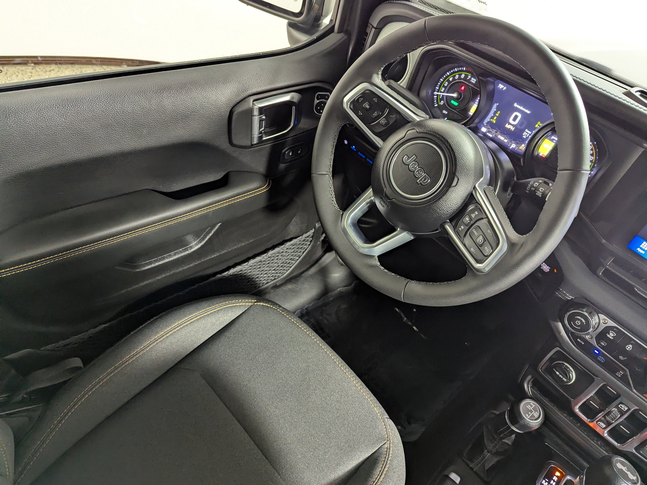 Used 2025 Jeep Wrangler Sahara AWD/4WD image 9