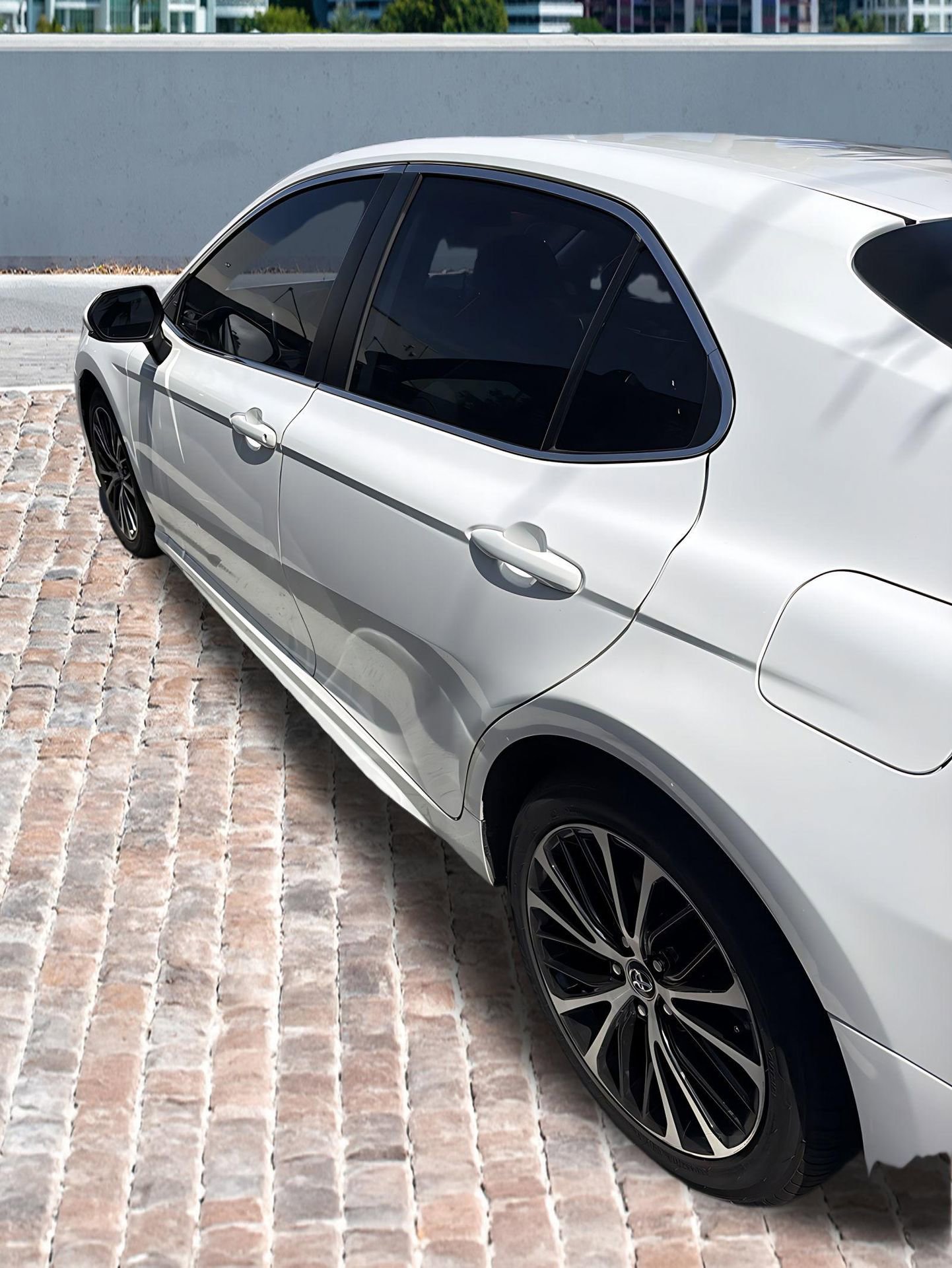 Used 2019 Toyota Camry SE FWD image 3