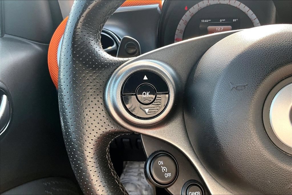 Used 2016 smart fortwo passion RWD image 16