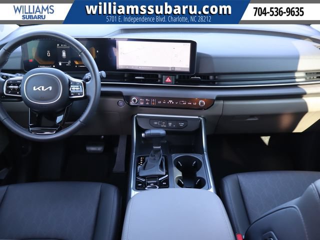 Used 2025 Kia Carnival EX FWD image 16
