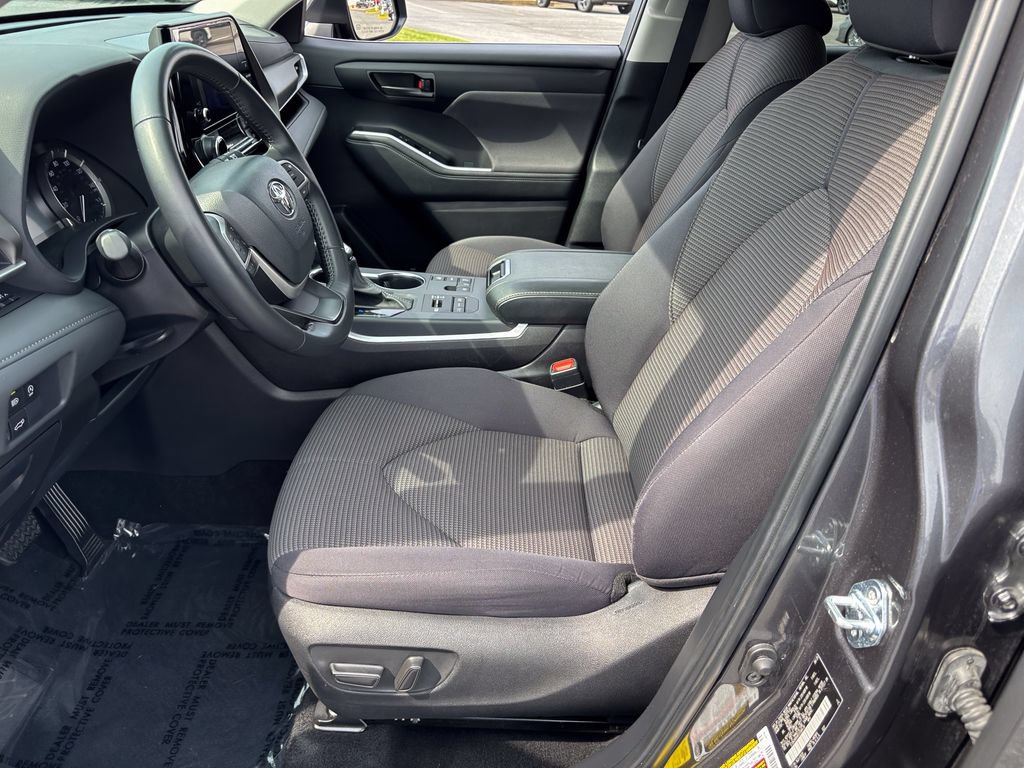 Used 2025 Toyota Highlander LE AWD/4WD image 17