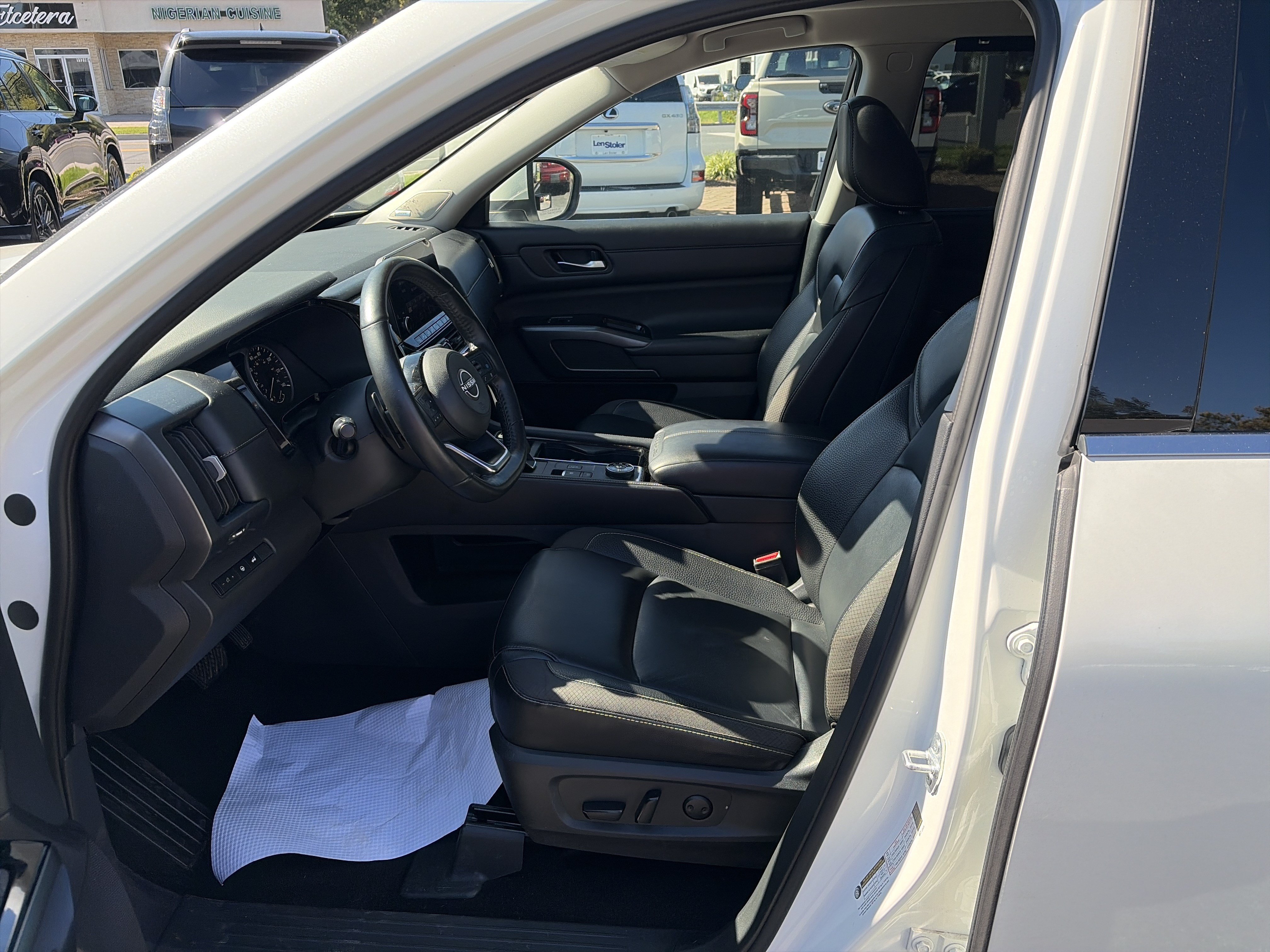 Used 2023 Nissan Pathfinder SL w/ SL Premium Package AWD/4WD image 11