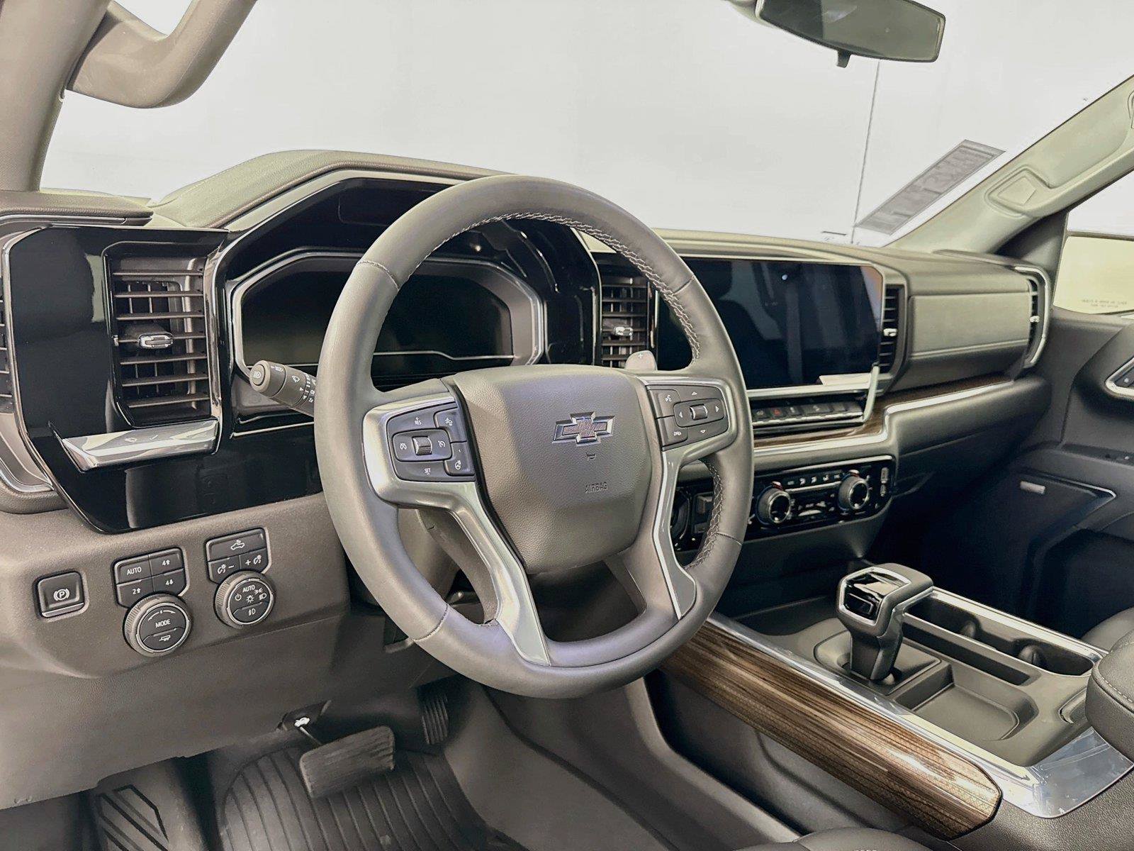 Used 2025 Chevrolet Silverado 1500 LT Trail Boss w/ Convenience Package II AWD/4WD image 4