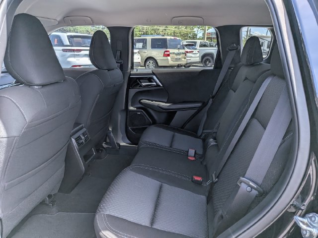 Used 2025 Mitsubishi Outlander ES FWD image 13