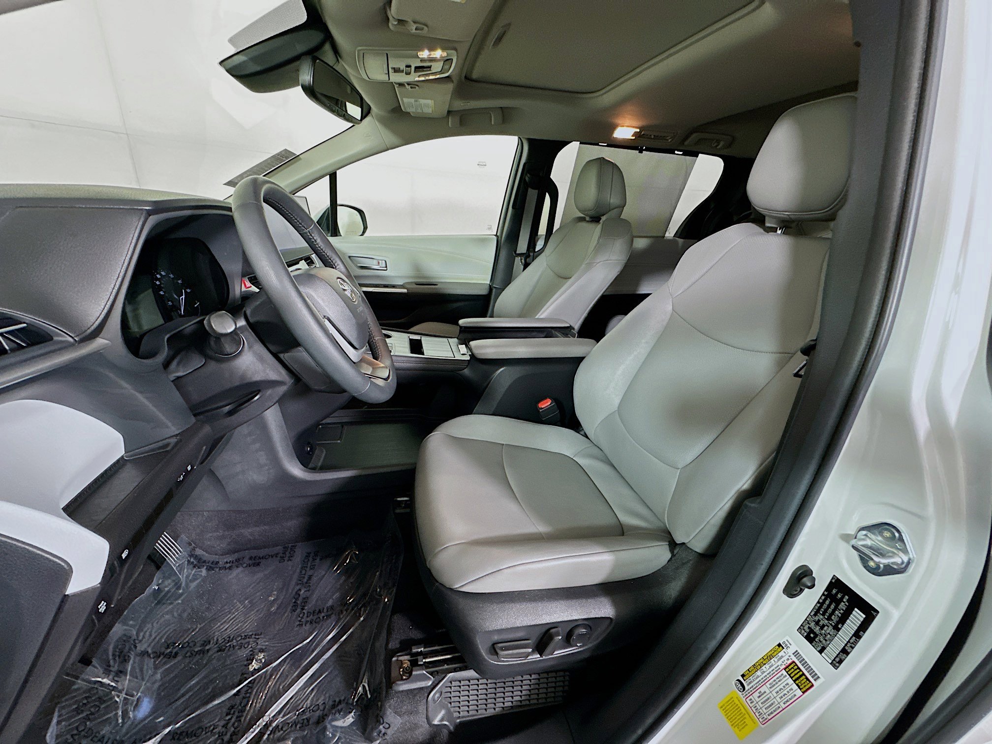 Used 2025 Toyota Sienna XLE FWD image 12