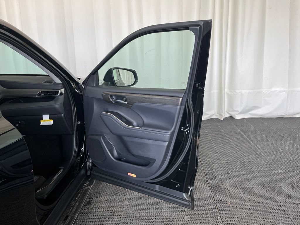 New 2026 Toyota Highlander Limited AWD/4WD image 19
