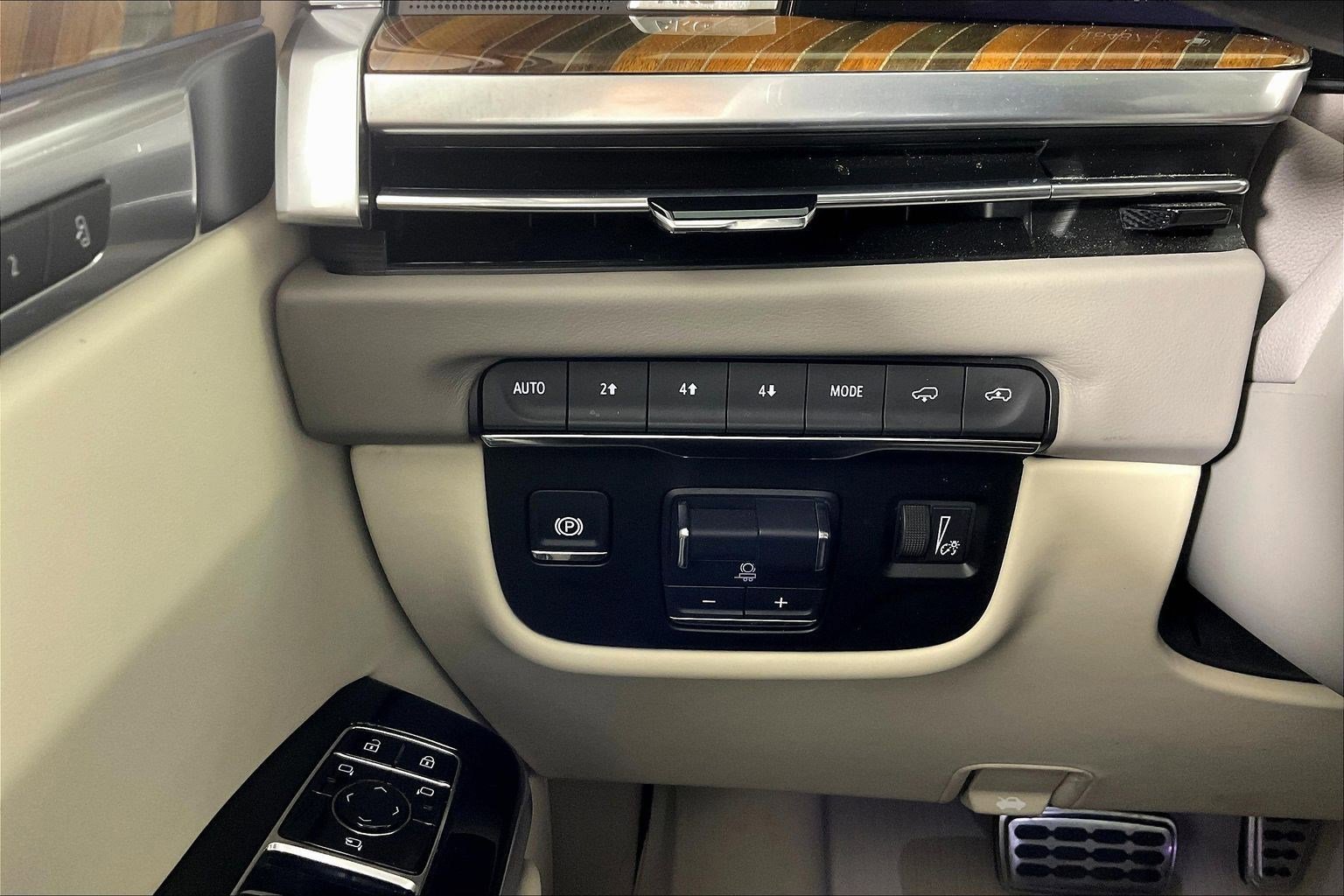 Used 2025 Cadillac Escalade Premium Luxury Platinum AWD/4WD image 15